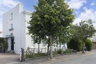 Charming Two Bedroom Apartment in Fairview Hotel in Cheltenham