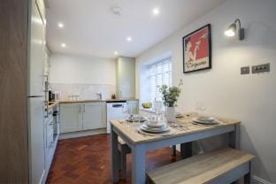 Charming Two Bedroom Apartment in Fairview Hotel in Cheltenham
