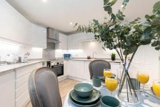 Beautiful 2-Bed 2 Bath Regency Flat with Parking Hotel in Cheltenham