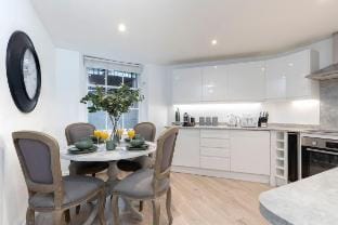 Beautiful 2-Bed 2 Bath Regency Flat with Parking Hotel in Cheltenham