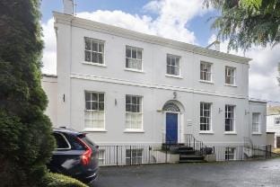 Beautiful 2-Bed 2 Bath Regency Flat with Parking Hotel in Cheltenham