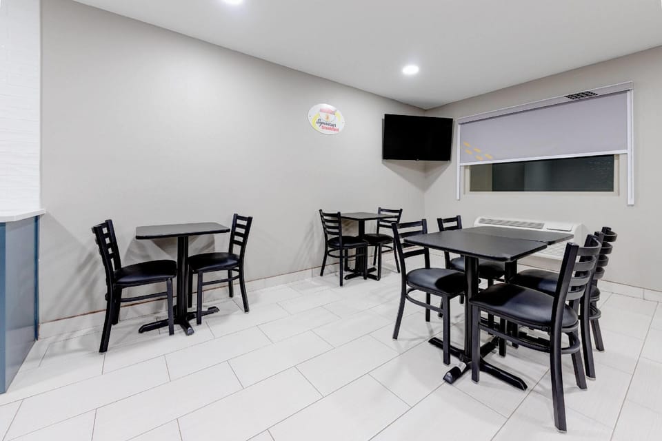 Super 8 by Wyndham Lubbock Airport Hotel in Lubbock