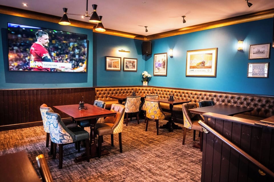 The Royal Alfred - Opposite Central Train Station Hotel in St Helens