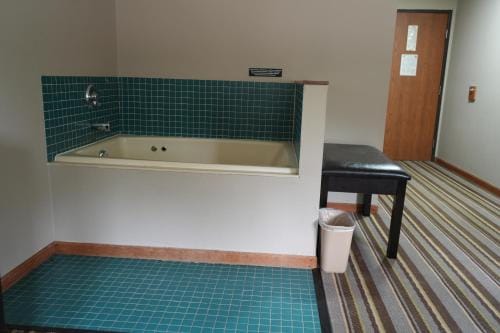 Watseka 24 Inn & Suites Hotel in Indiana