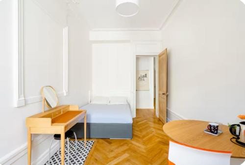 Chambre dans appartement familial au pied du metro et proche parc tete d or Hotel in Lyon