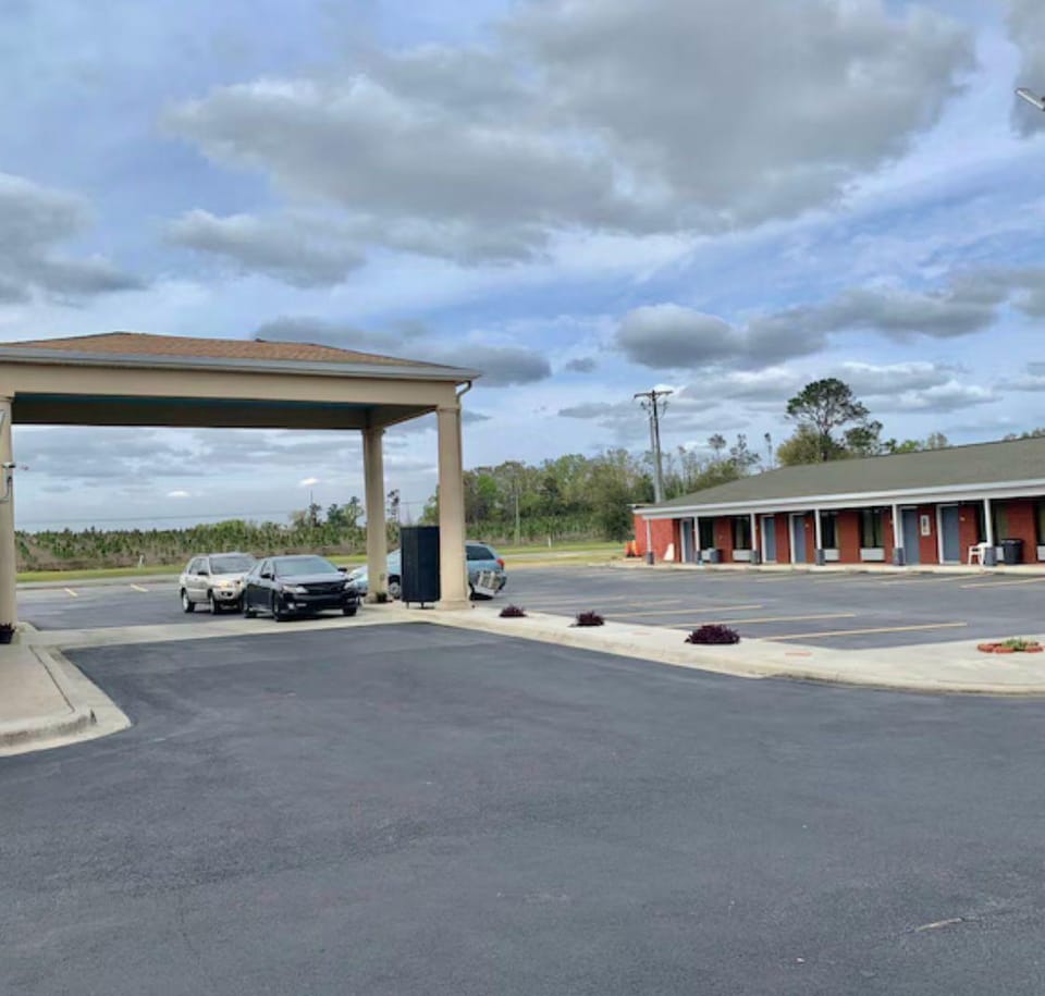 Lake Seminole Inn By Belvilla Marianna Hwy 90 Hotel in Sneads