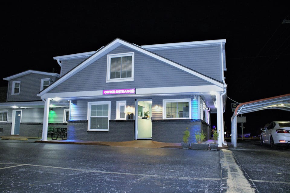 Hometowne Inn & Suites Motel in Indiana