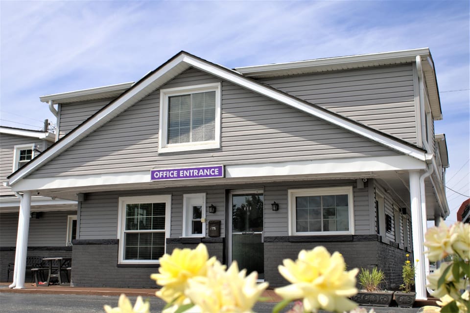 Hometowne Inn & Suites Motel in Indiana