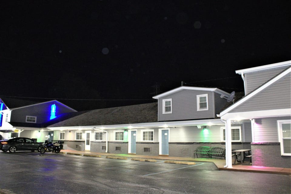 Hometowne Inn & Suites Motel in Indiana