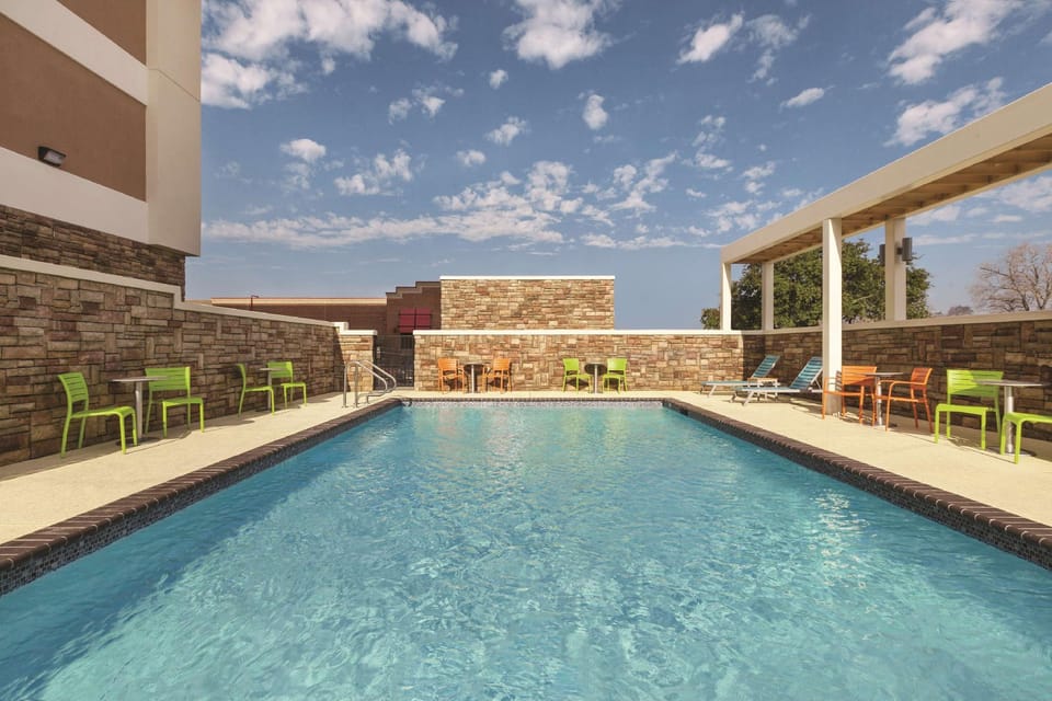 Swimming pool [outdoor]