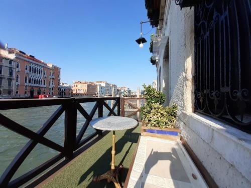 Honeymoon suite on Grand Canal Hotel in San Marco