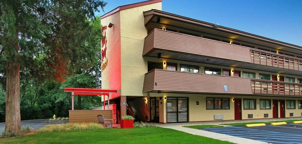 Red Roof PLUS+ Atlanta - Buckhead Hotel in North Druid Hills