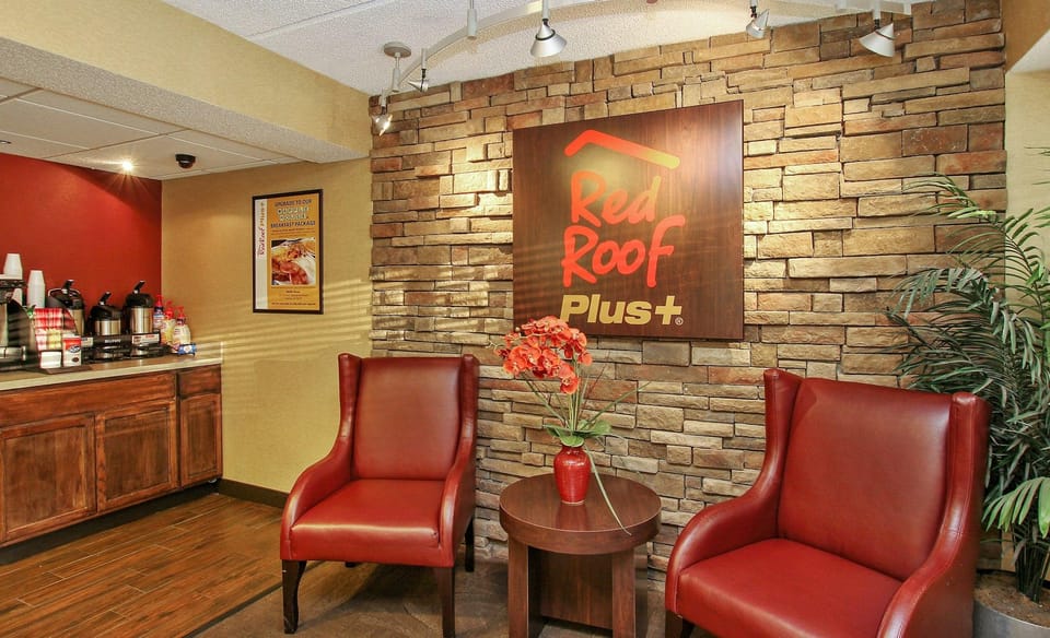 Red Roof PLUS+ Atlanta - Buckhead Hotel in North Druid Hills