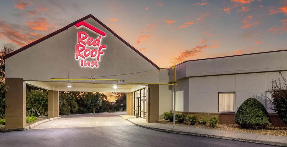 Red Roof Inn Clarksville Hotel in Clarksville