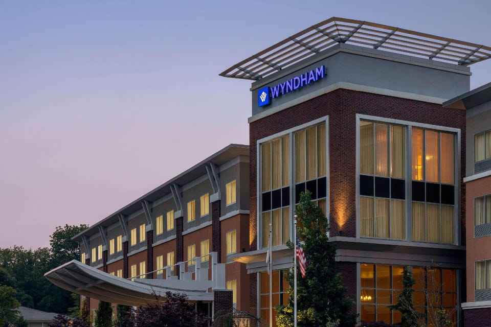 Wyndham Avon Hotel in Lake Erie
