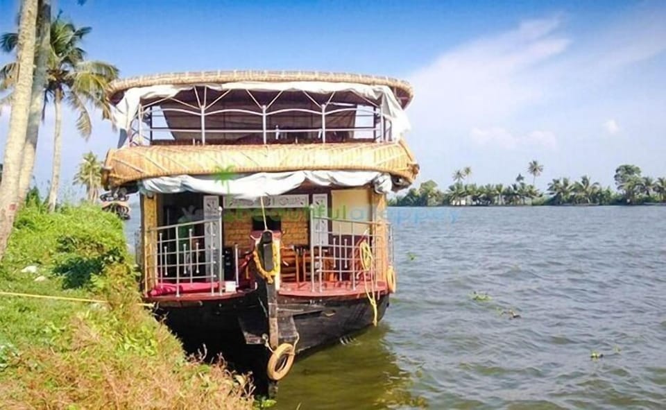 Private Houseboat Hotel in Alappuzha