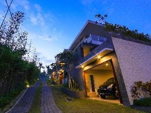 Royal Kriyamaha Villa Hotel in Kediri