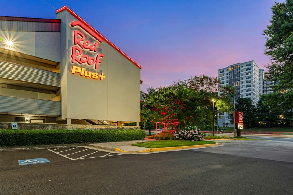 Red Roof PLUS+ Washington DC - Alexandria Hotel in Belle Haven