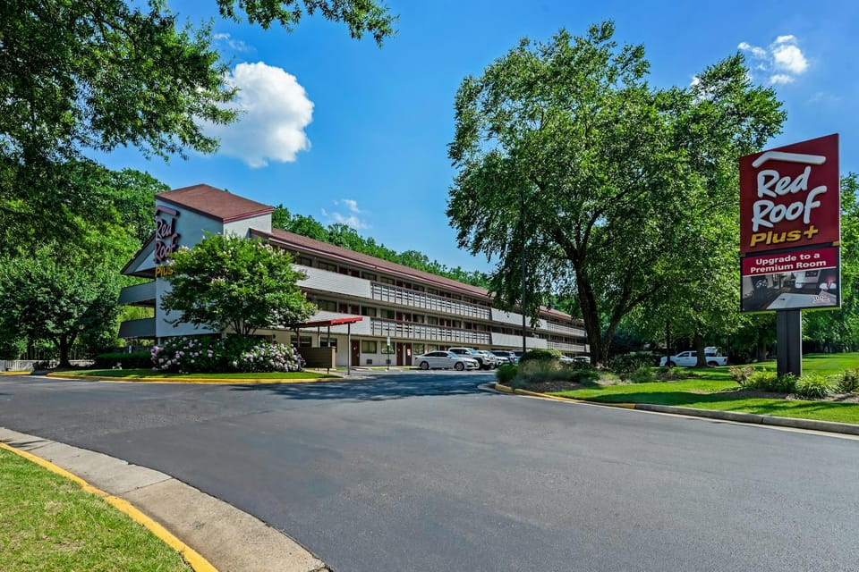 Red Roof PLUS+ Washington DC - Alexandria Hotel in Belle Haven