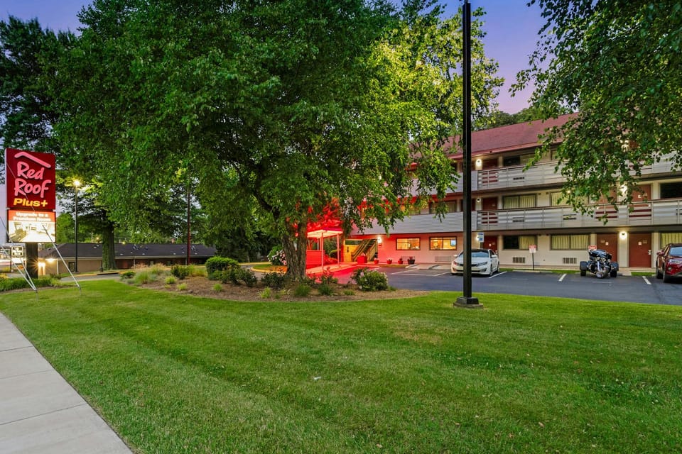 Red Roof PLUS+ Washington DC - Alexandria Hotel in Belle Haven