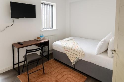 City Centre Room - Walk to Station - Fast Wi-Fi Hotel in Coventry