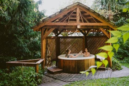 Emmons Suite at Ashford Lodge: Hot Tub, Projector! Hotel in Ashford