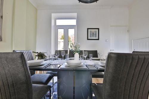 Neath Valley – Family Haven near Waterfalls Hotel in Crynant