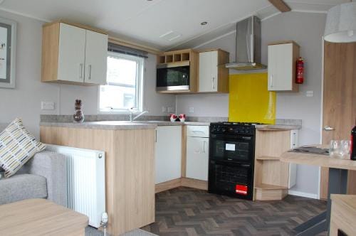 Castleton Static lodge on Wold View Fisheries Leisure Park Lodge in West Lindsey District