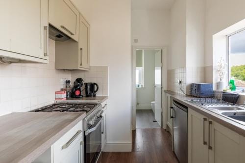 Refurbished Modern 2BD Flat Lower Oldfield Park Inn in Bath