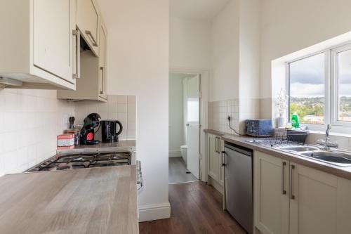 Refurbished Modern 2BD Flat Lower Oldfield Park Inn in Bath