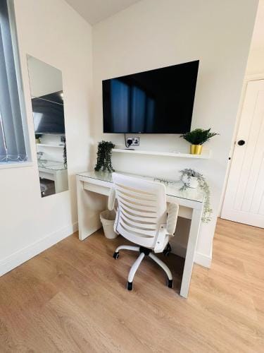 R6 - Newly Renovated Luxury Fully Self-Contained Studio with Private Bathroom near QE Hospital Hotel in Birmingham