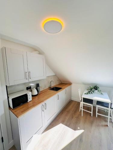 R6 - Newly Renovated Luxury Fully Self-Contained Studio with Private Bathroom near QE Hospital Hotel in Birmingham