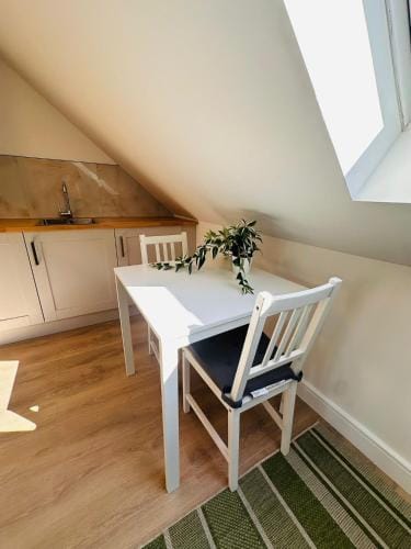 R6 - Newly Renovated Luxury Fully Self-Contained Studio with Private Bathroom near QE Hospital Hotel in Birmingham