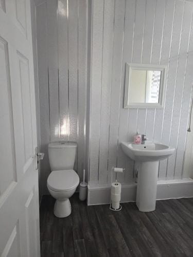 52 - room 3 - smart TV Hotel in Swansea
