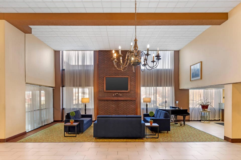 MainStay Suites Lansing West Hotel in Lansing
