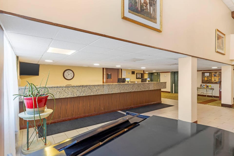 MainStay Suites Lansing West Hotel in Lansing