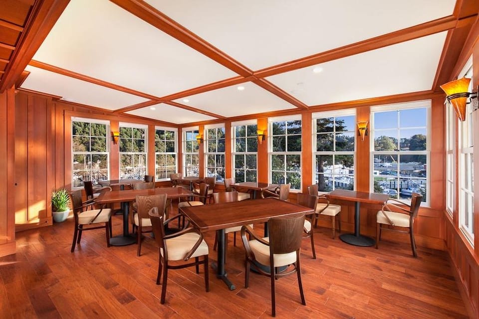 Noyo Harbor Inn Restaurant and Tavern Hotel in Fort Bragg