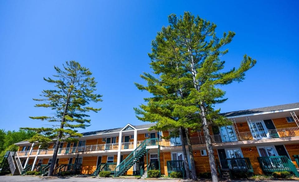 Cabins of Mackinaw Hotel in Mackinaw City