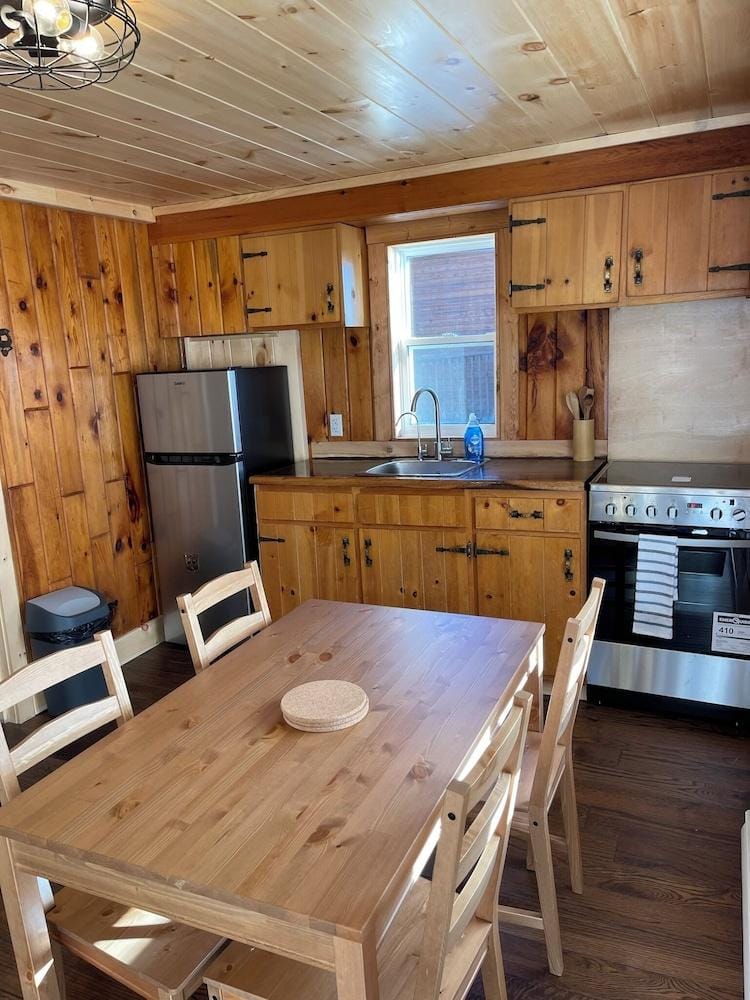 RIVERDALE RESORT Hotel in French River
