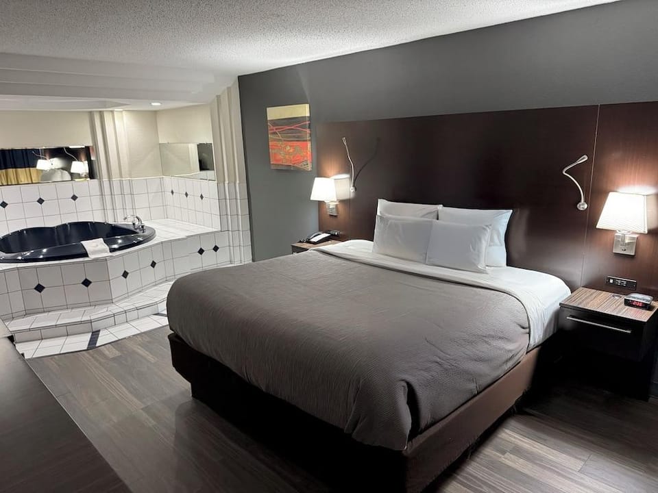 Quality Inn and Suites Livonia Hotel in Livonia