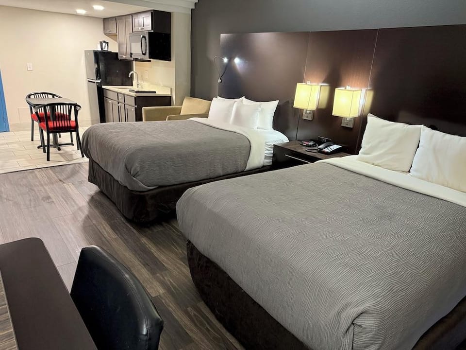 Quality Inn and Suites Livonia Hotel in Livonia