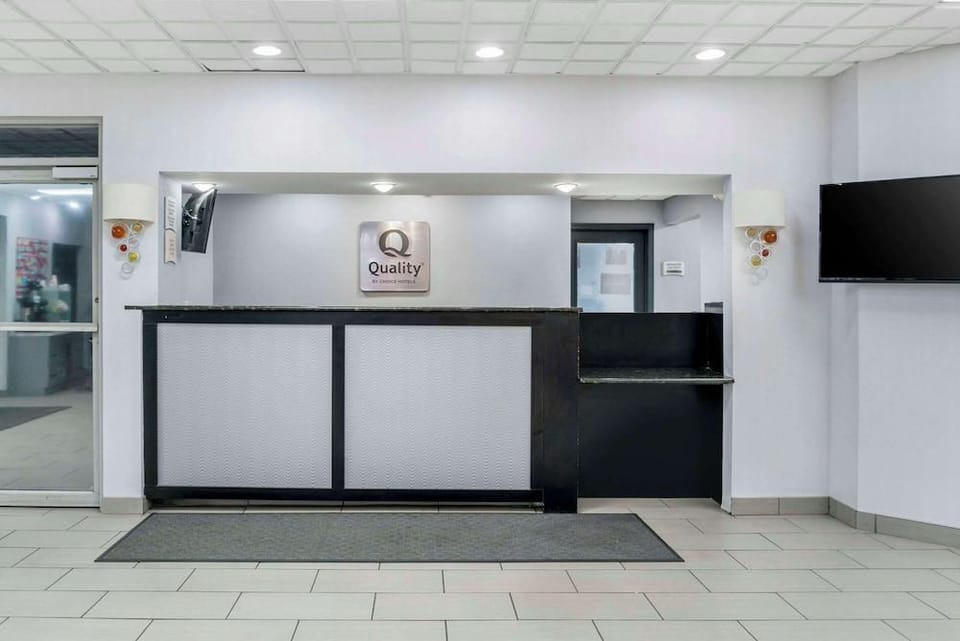 Quality Inn and Suites Livonia Hotel in Livonia