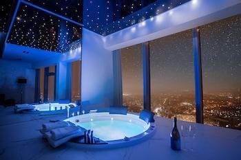 In The Sky - Sky Tower Apartments Hotel in Wroclaw
