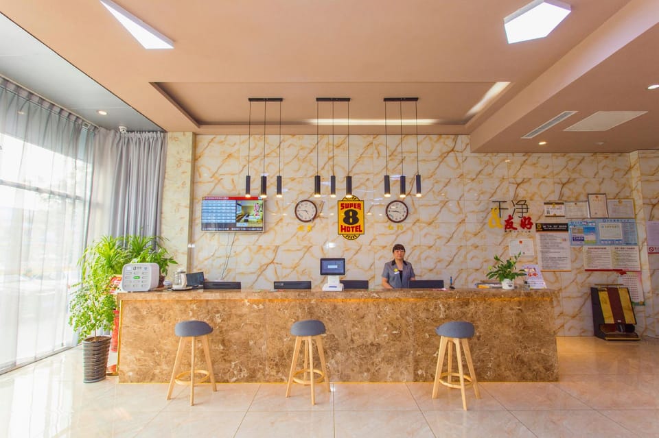Super 8 Hotel (Linyi Wuyue Plaza, Dongxing Road, Airport) Hotel in Jiangsu