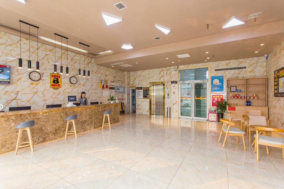 Super 8 Hotel (Linyi Wuyue Plaza, Dongxing Road, Airport) Hotel in Jiangsu