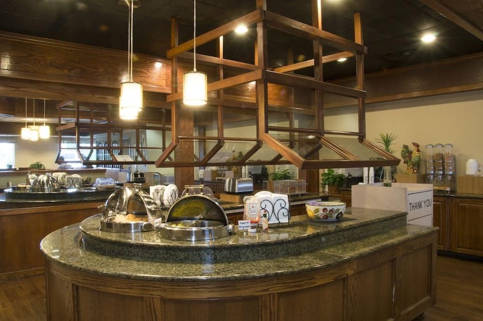 Lamplighter Inn & Suites - North Hotel in Springfield