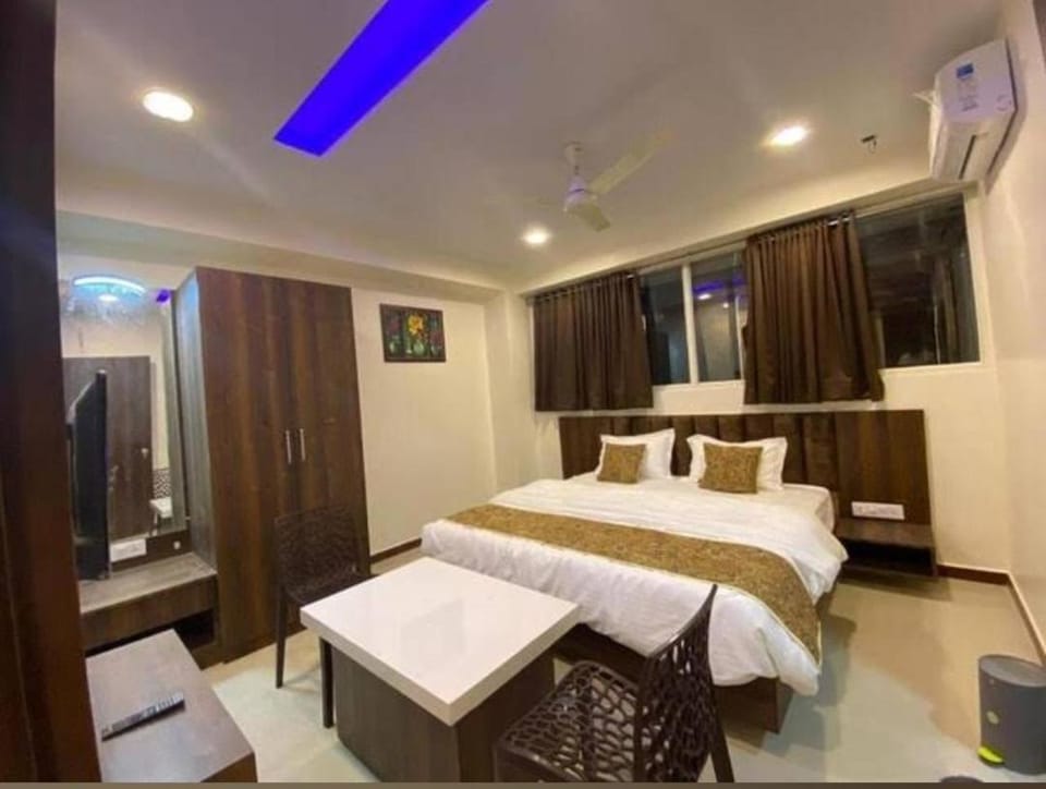 Shared lounge/TV area