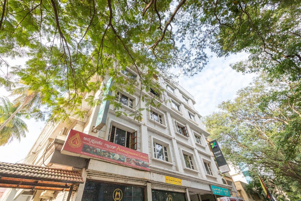 Capital O Adarsh Inn Near Cubbon Park Hotel in Bengaluru