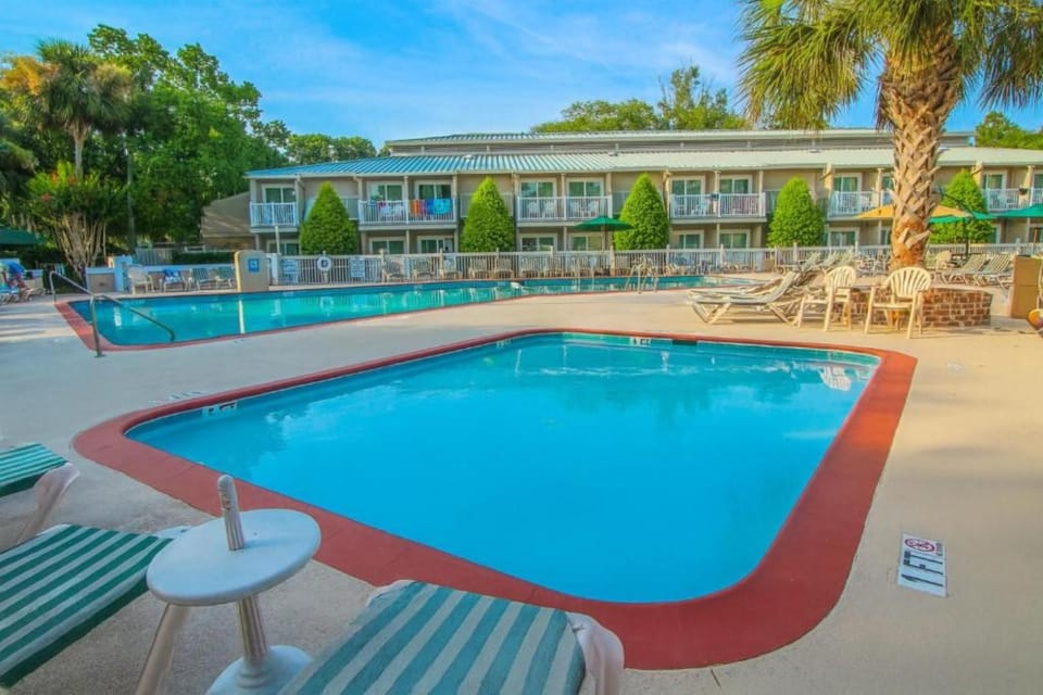 Swimming pool [outdoor]