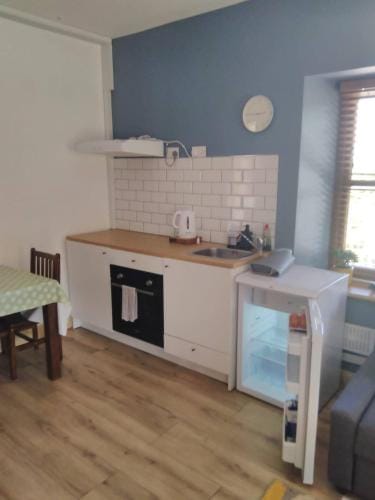 Lakeside Cottage Hotel in Longford